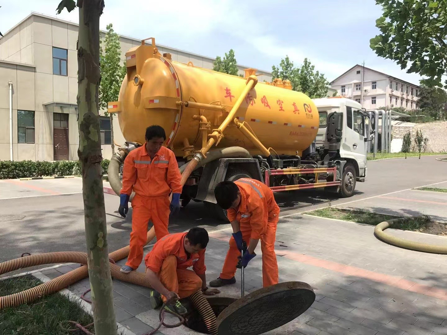 晋源管道疏通车停在窨井附近