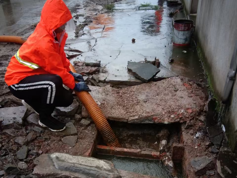 晋源专业清理污水池 炜誉市政以规范流程守护城市 “肠道”